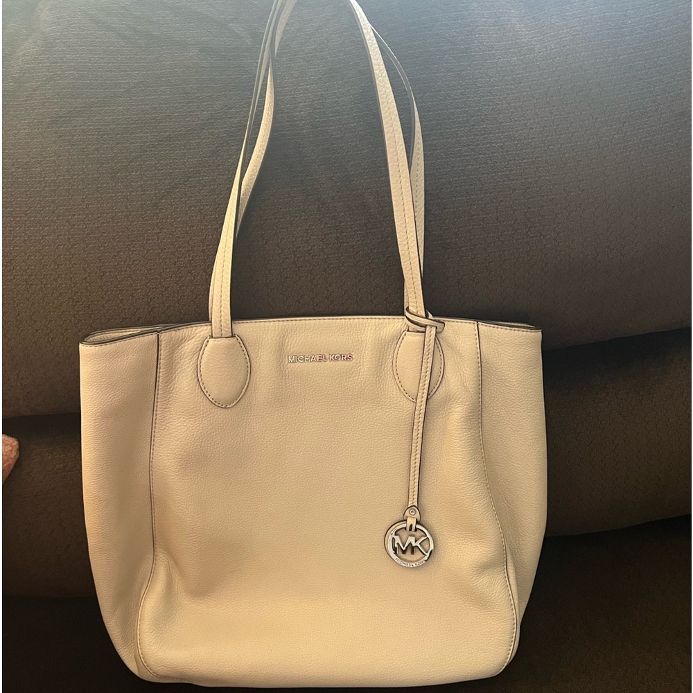 Michael Kors cream tote bag slightly used with pockets inside